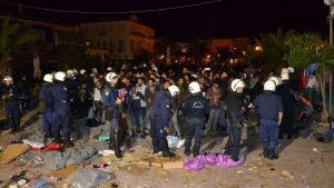 Άγρια νύχτα στη Μυτιλήνη με επεισόδια, φωτιές και δακρυγόνα – Απομακρύνθηκαν πρόσφυγες και μετανάστες | Pagenews.gr Άγρια νύχτα στη Μυτιλήνη με επεισόδια, φωτιές και δακρυγόνα – Απομακρύνθηκαν πρόσφυγες και μετανάστες | Pagenews.gr