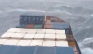 Τάνκερ φορτωμένο με κοντέινερ πέφτει σε τρικυμία (vid) | Pagenews.gr Τάνκερ φορτωμένο με κοντέινερ πέφτει σε τρικυμία (vid) | Pagenews.gr