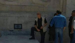 Χαμός με τη φωτογραφία συνδικαλιστή που «πατάει» τον Άγνωστο στρατιώτη | Pagenews.gr Χαμός με τη φωτογραφία συνδικαλιστή που «πατάει» τον Άγνωστο στρατιώτη | Pagenews.gr