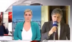 Ρεπόρτερ της ΕΡΤ νομίζει ότι έκλεισαν οι κάμερες και κάνει τον… τραγουδιστή (vid) | Pagenews.gr Ρεπόρτερ της ΕΡΤ νομίζει ότι έκλεισαν οι κάμερες και κάνει τον… τραγουδιστή (vid) | Pagenews.gr