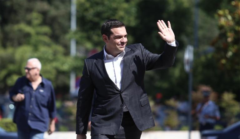 Ο «ηγέτης» αποφασίζει και τα μέλη χειροκροτούν…