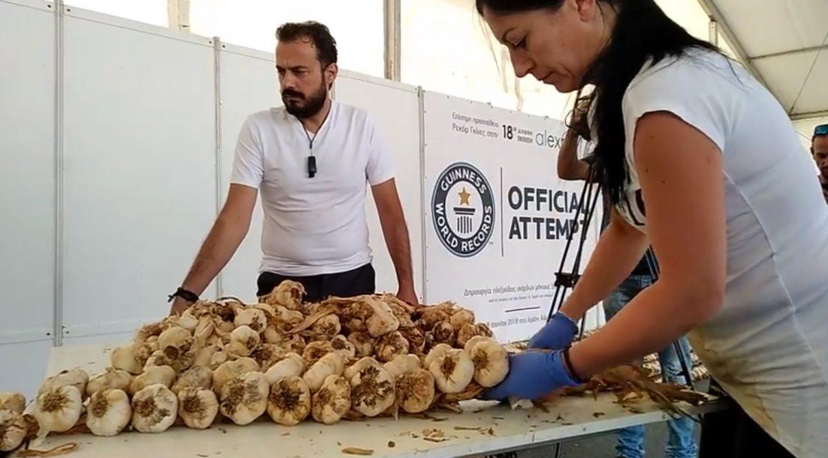 Ορεστιάδα: Ρεκόρ Γκίνες για μία πλεξούδα σκόρδα (vid) | Pagenews.gr Ορεστιάδα: Ρεκόρ Γκίνες για μία πλεξούδα σκόρδα (vid) | Pagenews.gr