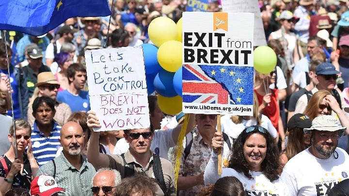 Brexit: Στους δρόμους του Λονδίνου 100.000 Βρετανοί – Ζήτησαν δημοψήφισμα | Pagenews.gr Brexit: Στους δρόμους του Λονδίνου 100.000 Βρετανοί – Ζήτησαν δημοψήφισμα | Pagenews.gr