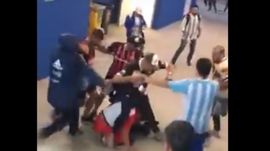 Αργεντινοί φίλαθλοι σαπίζουν στο ξύλο Κροάτες (vid) | Pagenews.gr Αργεντινοί φίλαθλοι σαπίζουν στο ξύλο Κροάτες (vid) | Pagenews.gr
