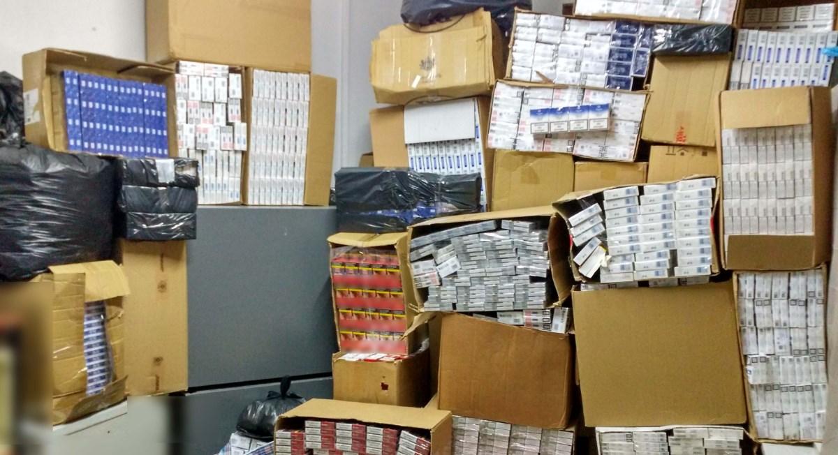 Τρεις συλλήψεις για λαθραία τσιγάρα – Τα μοίραζαν στο κέντρο της Θεσσαλονίκης | Pagenews.gr Τρεις συλλήψεις για λαθραία τσιγάρα – Τα μοίραζαν στο κέντρο της Θεσσαλονίκης | Pagenews.gr
