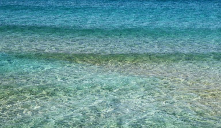 Αφαιρέθηκαν οι «Γαλάζιες Σημαίες» από 38 ελληνικές ακτές – Δείτε ποιες είναι