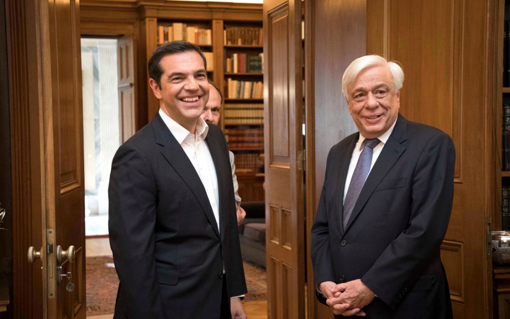 Eurogroup: Ο Τσίπρας ενημέρωσε τον Παυλόπουλο χωρίς γραβάτα (vid) | Pagenews.gr Eurogroup: Ο Τσίπρας ενημέρωσε τον Παυλόπουλο χωρίς γραβάτα (vid) | Pagenews.gr