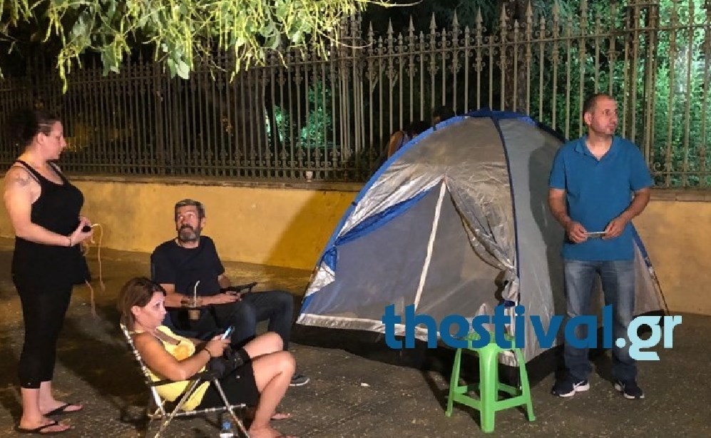 Δήμος Θεσσαλονίκης: Συμβασιούχοι έστησαν σκηνές έξω από το υπουργείο Μακεδονίας-Θράκης (pics&vid) | Pagenews.gr Δήμος Θεσσαλονίκης: Συμβασιούχοι έστησαν σκηνές έξω από το υπουργείο Μακεδονίας-Θράκης (pics&vid) | Pagenews.gr