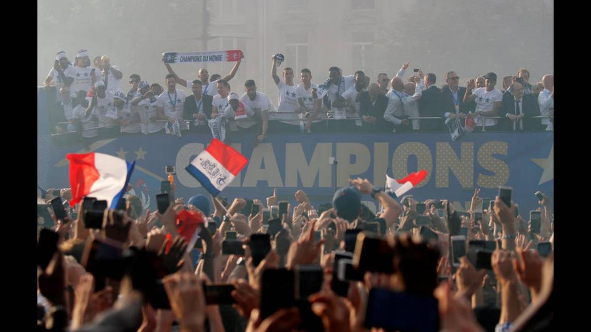 Γαλλία: Έπεσαν τα τείχη για τους παγκόσμιους πρωταθλητές (pics&vids) | Pagenews.gr Γαλλία: Έπεσαν τα τείχη για τους παγκόσμιους πρωταθλητές (pics&vids) | Pagenews.gr
