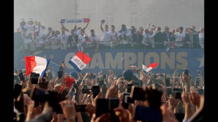 Γαλλία: Έπεσαν τα τείχη για τους παγκόσμιους πρωταθλητές (pics&vids) | Pagenews.gr Γαλλία: Έπεσαν τα τείχη για τους παγκόσμιους πρωταθλητές (pics&vids) | Pagenews.gr