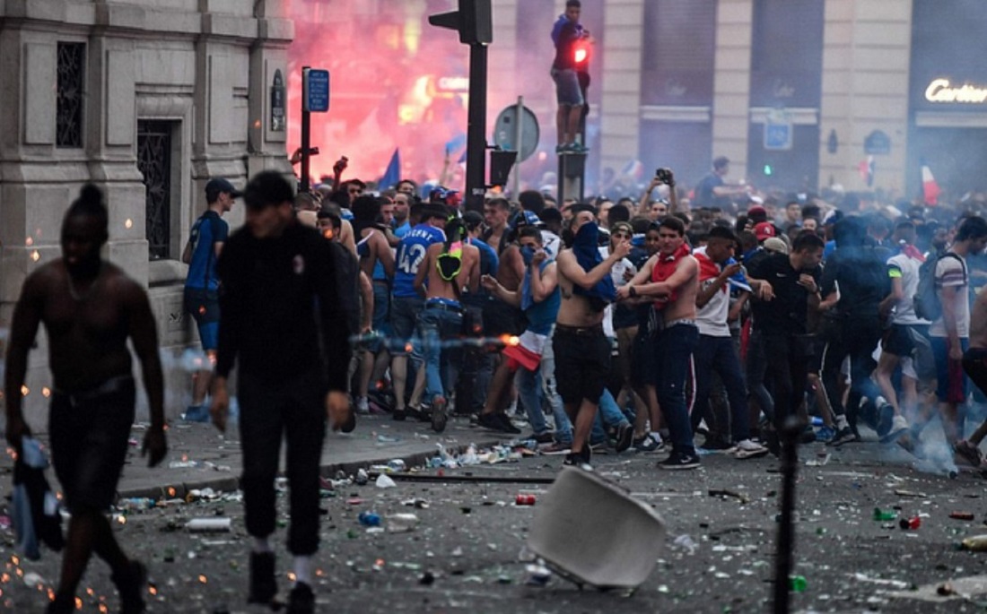 Γαλλία: Επεισόδια, νεκροί και τραυματίες στους πανηγυρισμούς για την κατάκτηση του Μουντιάλ | Pagenews.gr Γαλλία: Επεισόδια, νεκροί και τραυματίες στους πανηγυρισμούς για την κατάκτηση του Μουντιάλ | Pagenews.gr