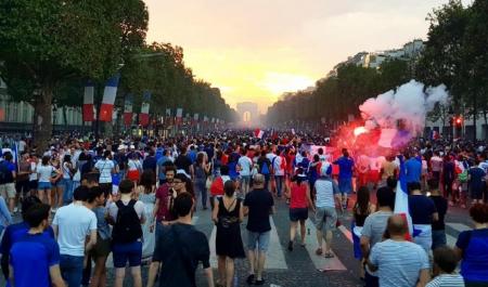 Γαλλία: Υπό κράτηση 292 άνθρωποι για επεισόδια στους εορτασμούς του Μουντιάλ | Pagenews.gr Γαλλία: Υπό κράτηση 292 άνθρωποι για επεισόδια στους εορτασμούς του Μουντιάλ | Pagenews.gr