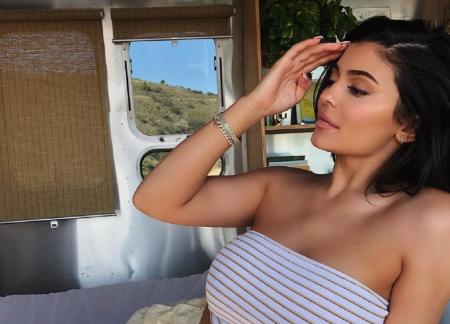 Kylie Jenner: Η φωτογραφία που συγκέντρωσε πάνω από 10 εκατομμύρια likes (pics) | Pagenews.gr Kylie Jenner: Η φωτογραφία που συγκέντρωσε πάνω από 10 εκατομμύρια likes (pics) | Pagenews.gr