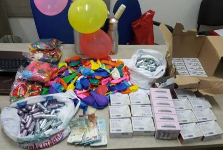 Κρήτη: Έστησαν πάγκο και πουλούσαν μπαλόνια με αέριο γέλιου | Pagenews.gr Κρήτη: Έστησαν πάγκο και πουλούσαν μπαλόνια με αέριο γέλιου | Pagenews.gr