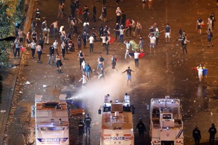 Παρίσι: Δακρυγόνα, επεισόδια και μάχες σώμα με σώμα (pics&vids) | Pagenews.gr Παρίσι: Δακρυγόνα, επεισόδια και μάχες σώμα με σώμα (pics&vids) | Pagenews.gr