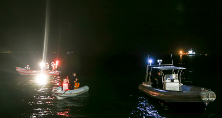 Ανέβηκαν σε φουσκωτό στρώμα και τους παρέσυρε ο αέρας | Pagenews.gr Ανέβηκαν σε φουσκωτό στρώμα και τους παρέσυρε ο αέρας | Pagenews.gr