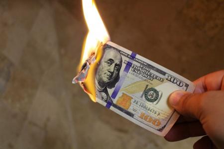 Τουρκία: Το τερμάτισαν – Κομματιάζουν και καίνε αμερικανικά δολάρια | Pagenews.gr Τουρκία: Το τερμάτισαν – Κομματιάζουν και καίνε αμερικανικά δολάρια | Pagenews.gr