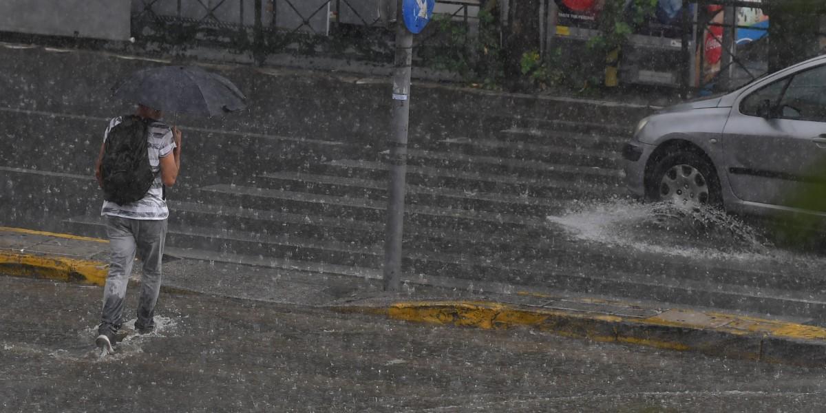 Βροχή τώρα Αθήνα: Ξαφνικό μπουρίνι στην πρωτεύουσα | Pagenews.gr Βροχή τώρα Αθήνα: Ξαφνικό μπουρίνι στην πρωτεύουσα | Pagenews.gr