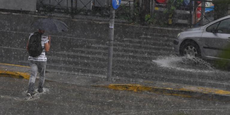 Βροχή τώρα Αθήνα: Ξαφνικό μπουρίνι στην πρωτεύουσα