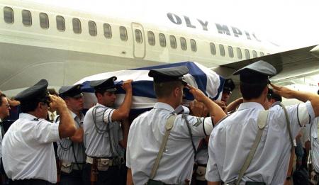 Πτήση θανάτου με το πρωθυπουργικό Φάλκον: Η αεροπορική τραγωδία που συγκλόνισε την Ελλάδα | Pagenews.gr Πτήση θανάτου με το πρωθυπουργικό Φάλκον: Η αεροπορική τραγωδία που συγκλόνισε την Ελλάδα | Pagenews.gr