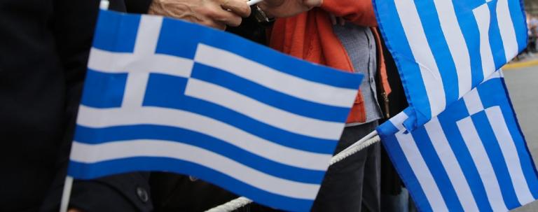 Ελληνική σημαία: Τεράστια γαλανόλευκη κυματίζει στα Τρίκαλα (vid)