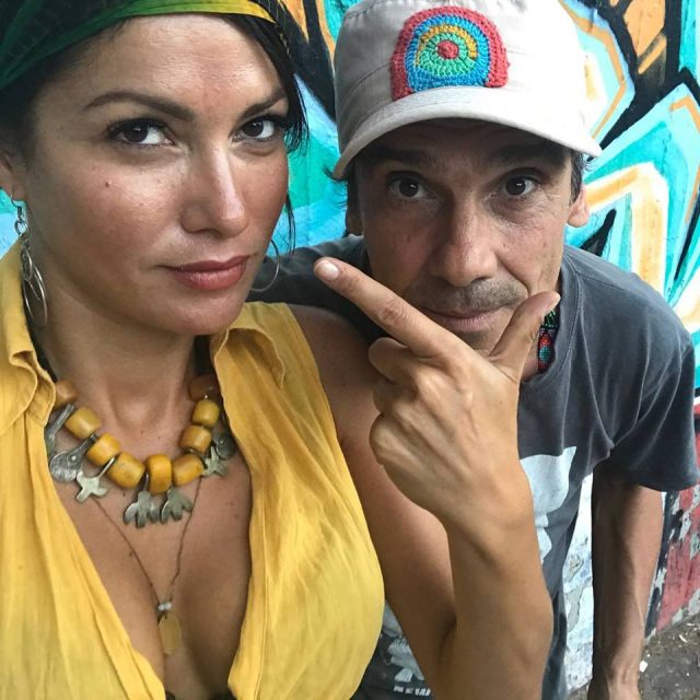 Manu Chao: Φήμες για σύννεφα στη σχέση του με την Κλέλια ...