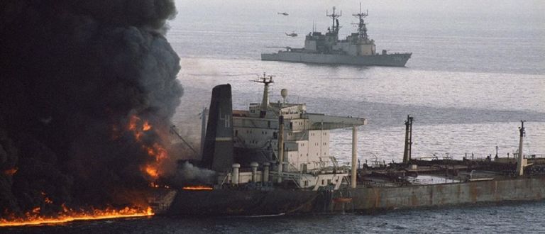 Εκρήξεις στον Κόλπο του Ομάν: Βρέθηκε εκρηκτικός μηχανισμός σε ένα από τα δύο τάνκερ