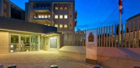 Επίθεση με βαριοπούλες και μπογιές στην πρεσβεία του Καναδά στο Χαλάνδρι | Pagenews.gr Επίθεση με βαριοπούλες και μπογιές στην πρεσβεία του Καναδά στο Χαλάνδρι | Pagenews.gr