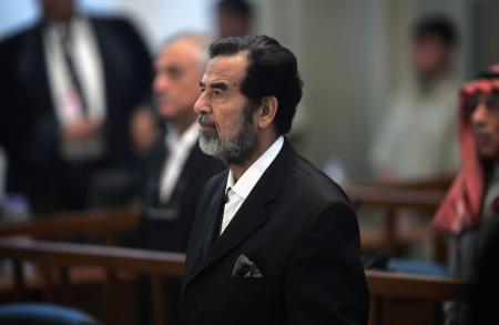 Σαντάμ Χουσεΐν: Η μέρα που ξεκίνησε η δίκη που τον οδήγησε σε απαγχονισμό – Ο βίος και η πολιτεία του | Pagenews.gr Σαντάμ Χουσεΐν: Η μέρα που ξεκίνησε η δίκη που τον οδήγησε σε απαγχονισμό – Ο βίος και η πολιτεία του | Pagenews.gr
