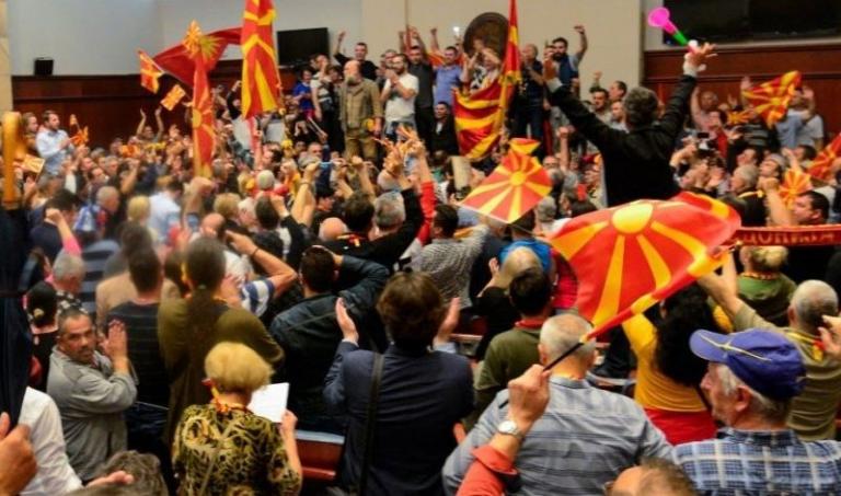 Κοινοβούλιο Σκόπια: Βουλευτής ευχαρίστησε στα ελληνικά Τσίπρα και Κοτζιά για την παραχώρηση της Μακεδονίας (vid)