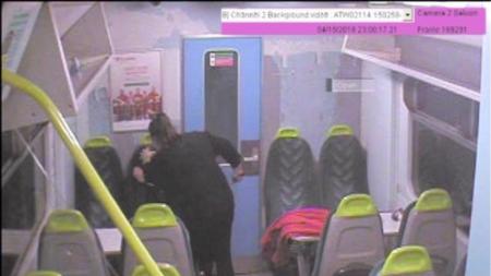 Σοκ στην Ουαλία: Τη μαχαίρωνε μέσα στο τρένο και της φώναζε «κοιμήσου κοριτσάκι» | Pagenews.gr Σοκ στην Ουαλία: Τη μαχαίρωνε μέσα στο τρένο και της φώναζε «κοιμήσου κοριτσάκι» | Pagenews.gr