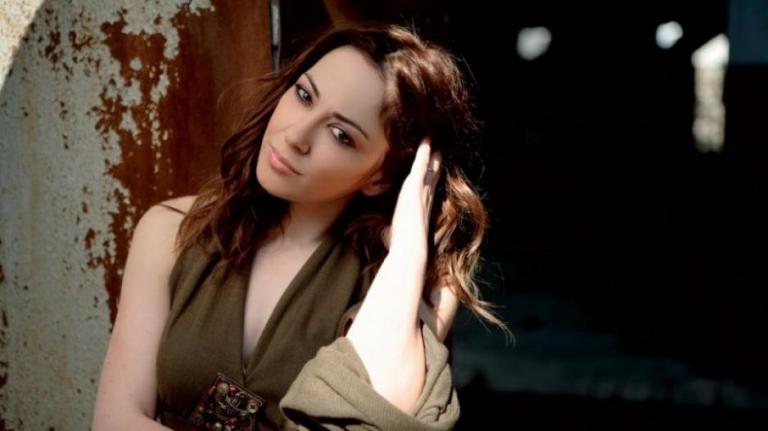 Αγνώριστη: Η Μελίνα Ασλανίδου έγινε ξανθιά με μπούκλες