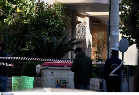 Ντογιάκος: Η στιγμή που πυροτεχνουργοί μεταφέρουν την βόμβα έξω από το σπίτι του (vid) | Pagenews.gr Ντογιάκος: Η στιγμή που πυροτεχνουργοί μεταφέρουν την βόμβα έξω από το σπίτι του (vid) | Pagenews.gr
