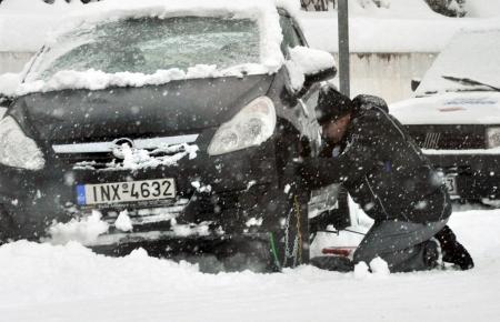 Πώς τοποθετούμε αντιολισθητικές αλυσίδες στο αυτοκίνητό μας (vid) | Pagenews.gr Πώς τοποθετούμε αντιολισθητικές αλυσίδες στο αυτοκίνητό μας (vid) | Pagenews.gr
