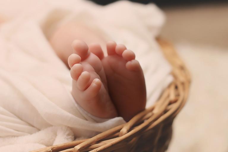 Θεσσαλονίκη: Βρέφος έπεσε από τα χέρια του παπά που το «σαράντιζε» (vid)