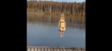 Viral: Ημίγυμνη κάνει βουτιά σε παγωμένη λίμνη και σπάει τον αστράγαλό της (vid) | Pagenews.gr Viral: Ημίγυμνη κάνει βουτιά σε παγωμένη λίμνη και σπάει τον αστράγαλό της (vid) | Pagenews.gr
