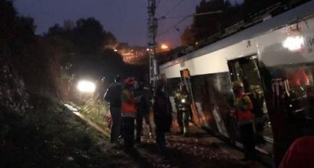 Εκτροχιασμός τρένου Βαρκελώνη: Ένας νεκρός, τουλάχιστον πέντε τραυματίες (pic&vid) | Pagenews.gr Εκτροχιασμός τρένου Βαρκελώνη: Ένας νεκρός, τουλάχιστον πέντε τραυματίες (pic&vid) | Pagenews.gr