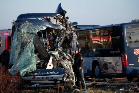 Τροχαίο Γερμανία: Τουλάχιστον 40 τραυματίες (pics) | Pagenews.gr Τροχαίο Γερμανία: Τουλάχιστον 40 τραυματίες (pics) | Pagenews.gr