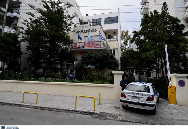 Ρουβίκωνας: «Ντου» στο Δημαρχείο Αλίμου (pics&vid)