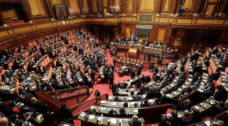 Δύο άνδρες βουλευτές σε ερωτικές περιπτύξεις μέσα στη Βουλή | Pagenews.gr Δύο άνδρες βουλευτές σε ερωτικές περιπτύξεις μέσα στη Βουλή | Pagenews.gr