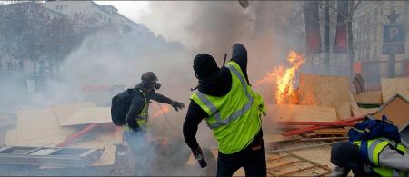 Κίτρινα γιλέκα: Πεδίο «μάχης» το Παρίσι – 1385 προσαγωγές, 975 συλλήψεις και εκατοντάδες τραυματίες (pics&vids) | Pagenews.gr Κίτρινα γιλέκα: Πεδίο «μάχης» το Παρίσι – 1385 προσαγωγές, 975 συλλήψεις και εκατοντάδες τραυματίες (pics&vids) | Pagenews.gr