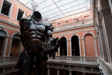 Δαίμονας με Λεκάνη: Το ακέφαλο γλυπτό του Χιρστ στο Λας Βέγκας (vids) | Pagenews.gr Δαίμονας με Λεκάνη: Το ακέφαλο γλυπτό του Χιρστ στο Λας Βέγκας (vids) | Pagenews.gr