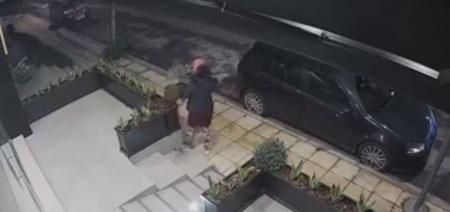 Ηράκλειο: Κάλυψε το κεφάλι της με μαντίλα και… «ξεπάτωσε» τα λουλούδια (vid) | Pagenews.gr Ηράκλειο: Κάλυψε το κεφάλι της με μαντίλα και… «ξεπάτωσε» τα λουλούδια (vid) | Pagenews.gr