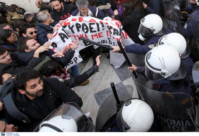 Αθήνα πορεία: Επεισόδια μεταξύ εκπαιδευτικών και ανδρών των ΜΑΤ (pics)