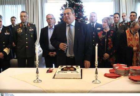 Πάνος Καμμένος: Δάκρυσε στην κοπή της πρωτοχρονιάτικης πίτας στο υπουργείο Άμυνας (pics) | Pagenews.gr Πάνος Καμμένος: Δάκρυσε στην κοπή της πρωτοχρονιάτικης πίτας στο υπουργείο Άμυνας (pics) | Pagenews.gr