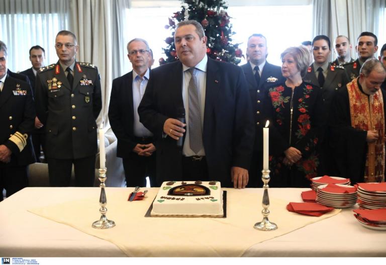 Πάνος Καμμένος: Δάκρυσε στην κοπή της πρωτοχρονιάτικης πίτας στο υπουργείο Άμυνας (pics)