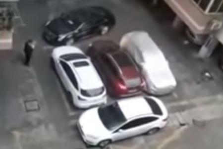 Ξεπαρκάρισμα: Ένας μικρός… θεούλης τους τράκαρε όλους για να βγει (vid) | Pagenews.gr Ξεπαρκάρισμα: Ένας μικρός… θεούλης τους τράκαρε όλους για να βγει (vid) | Pagenews.gr