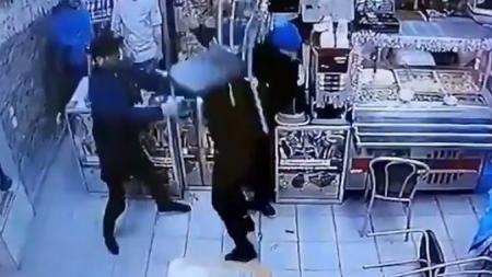 Τα έβαλαν με λάθος άνθρωπο: «Ξάπλωσε» 3 άτομα γιατί τον κορόιδευαν για την τσάντα του (vid) | Pagenews.gr Τα έβαλαν με λάθος άνθρωπο: «Ξάπλωσε» 3 άτομα γιατί τον κορόιδευαν για την τσάντα του (vid) | Pagenews.gr