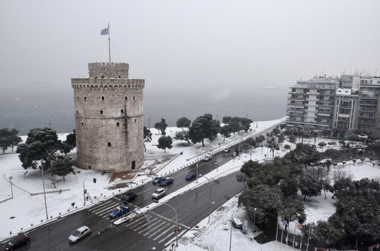 Θεσσαλονίκη καιρός: Η κακοκαιρία «Υπατία» σκέπασε με χιόνια την πόλη (pics&vid)