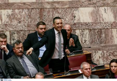 Χάος στη Βουλή: Βουλευτές της Χρυσής Αυγής προσπάθησαν να εισβάλουν στο γραφείο του Νίκου Βούτση (vid) | Pagenews.gr Χάος στη Βουλή: Βουλευτές της Χρυσής Αυγής προσπάθησαν να εισβάλουν στο γραφείο του Νίκου Βούτση (vid) | Pagenews.gr